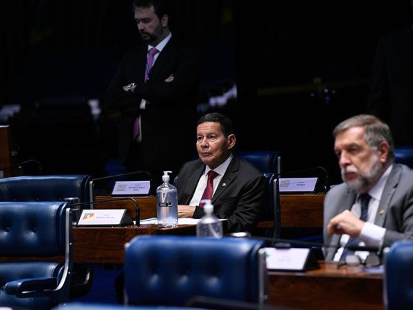 Hamilton Mourão (esq), perto de Flávio Arns, apresentou requerimento para a homenagem Jefferson Rudy/Agência Senado