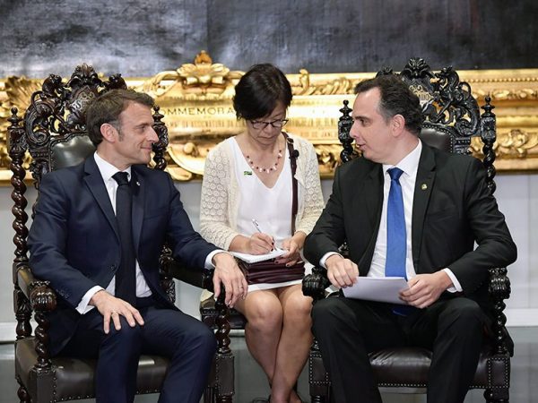 (E/D):
presidente da França, Emmanuel Macron;
tradutora;
presidente do Senado Federal, senador Rodrigo Pacheco (PSD-MG).