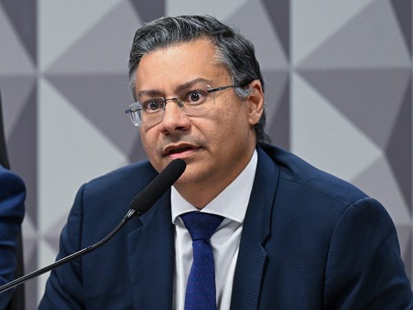 Mesa: 
relator da CPMI - INSS, deputado Alfredo Gaspar (União-AL); 
secretário de comissão, Marcelo Assaife Lopes; 
presidente da CPMI - INSS, senador Carlos Viana (Podemos-MG); 
ex-procurador-geral do Instituto Nacional do Seguro Social (INSS), Virgílio Antônio Ribeiro de Oliveira Filho; 
advogada do depoente, Izabella Hernandez Borges; 
advogado do depoente, Maurício Moscardi Grillo.