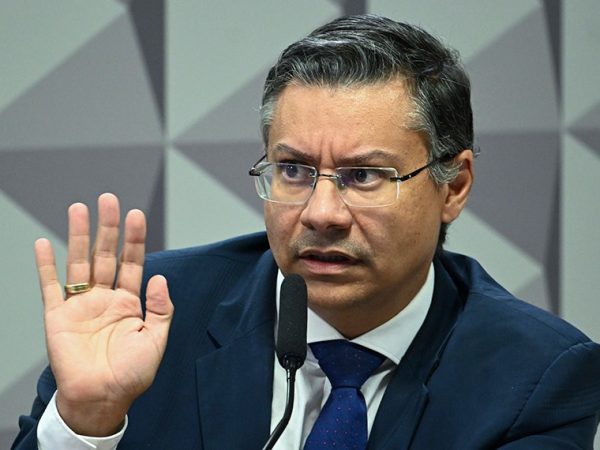 À mesa, em pronunciamento, ex-procurador-geral do Instituto Nacional do Seguro Social (INSS), Virgílio Antônio Ribeiro de Oliveira Filho.