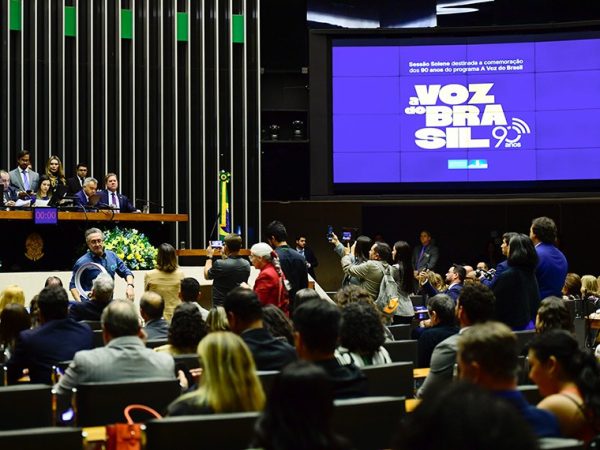 Mesa: 
presidente desta sessão, senador Jorge Kajuru (PSB-GO); 
diretora da Secretaria Legislativa do Congresso Nacional, Roberta Lys de Moura Rochael; 
presidente do Conselho Consultivo de Comunicação Social da Câmara dos Deputados, deputado Cleber Verde (MDB-MA); 
secretário de Comunicação Social da Câmara dos Deputados e requerente desta sessão, deputado Marx Beltrão (PP-AL).