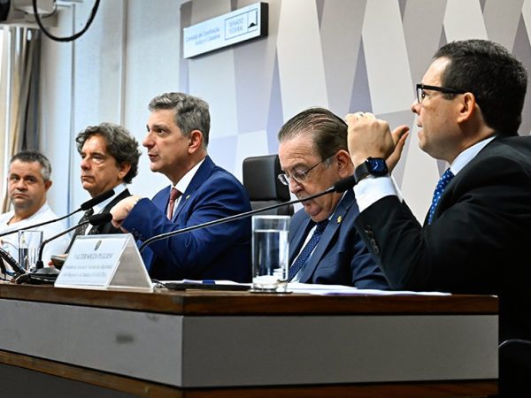 Mesa: 
diretor do Sindicato dos Trabalhadores Frentistas de Brasília e diretor na Força Sindical (FS), Willian Ferreira da Silva;
economista do Departamento Intersindical de Estatística e Estudos Socioeconômicos (Dieese), Alexandre Sampaio Ferraz;
presidente em exercício da CCJ, senador Rogério Carvalho (PT-SE);
presidente da Confederação Nacional dos Trabalhadores no Comércio (CNT), deputado Luiz Carlos Motta (PL-SP);
presidente da Associação Nacional das Magistradas e dos Magistrados do Trabalho (Anamatra), Valter Souza Pugliesi em pronunciamento.