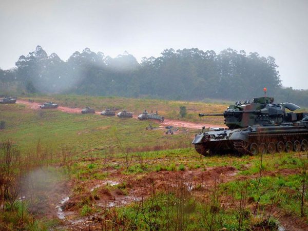 Seis blindados M108, que não estão mais em operação no Brasil, estão entre os materiais que podem ser doados Cb Sturza/Mil