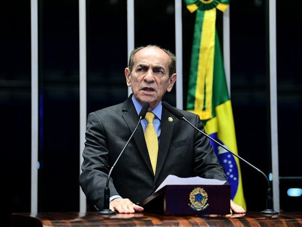 À tribuna, em discurso, senador Marcelo Castro (MDB-PI).
