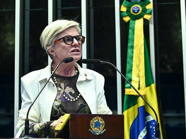 Senadora Margareth Buzetti (PSD-MT) em discurso à tribuna.