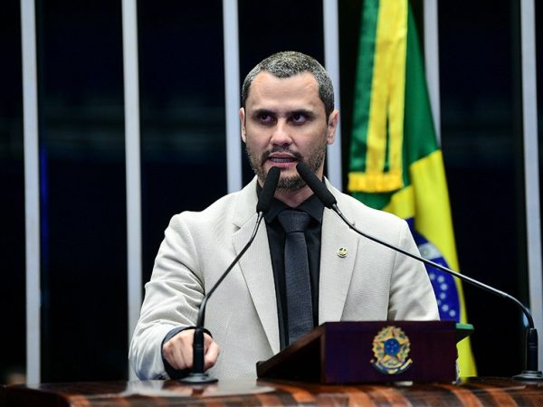 Em discurso, à tribuna, senador Cleitinho (Republicanos-MG).