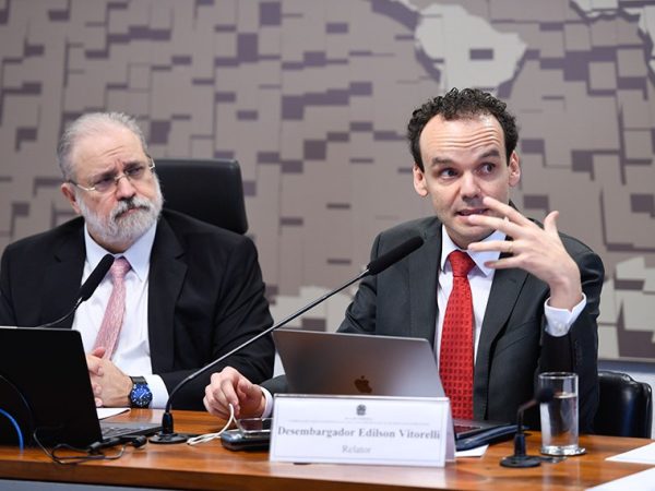 Mesa: 
presidente da CJPRESTR, Augusto Aras; 
relator da CJPRESTR, Edilson Vitorelli, em pronunciamento.