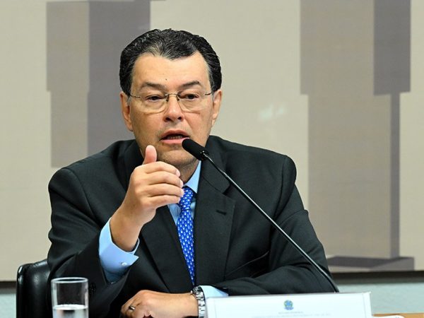 Mesa: 
relator da CMMPV 1.304/2025, senador Eduardo Braga (MDB-AM) - em pronunciamento.