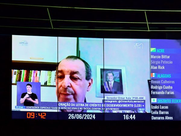 No painel, relator do PL 6.235/2023, senador Omar Aziz (PSD-AM), em pronunciamento via videoconferência.