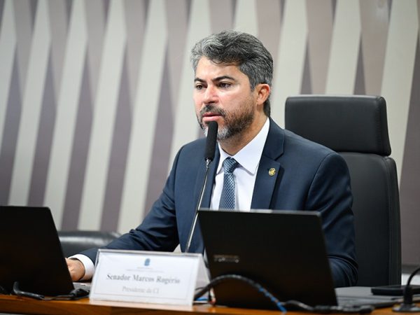 Mesa: 
presidente da CI, senador Marcos Rogério (PL-RO).
