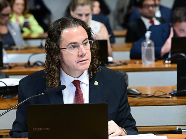 Em pronunciamento, à bancada, relator do PL 4967/2023, senador Veneziano Vital do Rêgo (MDB-PB).