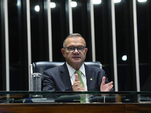 Senador Wellington Fagundes (PL-MT) em pronunciamento à mesa.