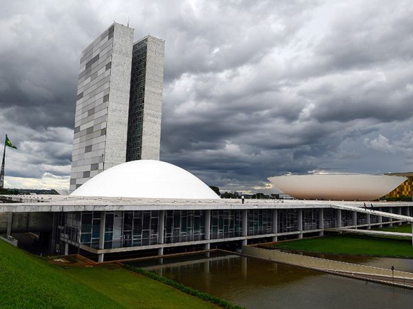 As cúpulas abrigam os plenários da Câmara dos Deputados (côncava) e do Senado Federal (convexa), enquanto que nas duas torres - as mais altas de Brasília, com 100 metros - funcionam as áreas administrativas e técnicas que dão suporte ao trabalho legislativo diário das duas instituições.