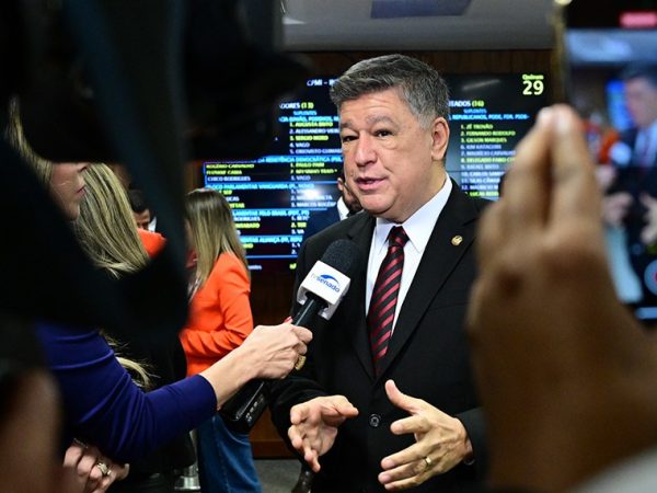 Presidente da CPMI - INSS, senador Carlos Viana (Podemos-MG), concede entrevista.