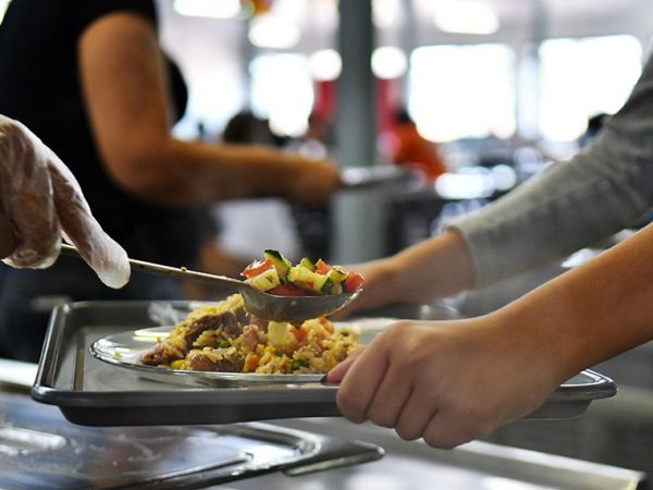 O Restaurante Comunitário de Santa Maria foi reaberto nesta quarta-feira (22). Ele estava fechado desde 1º de agosto e passou por obras no telhado, no forro e na fiação elétrica. A reforma custou R$ 70 mil.