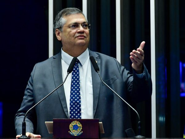 Em discurso, à tribuna, senador Flávio Dino (PSB-MA).
