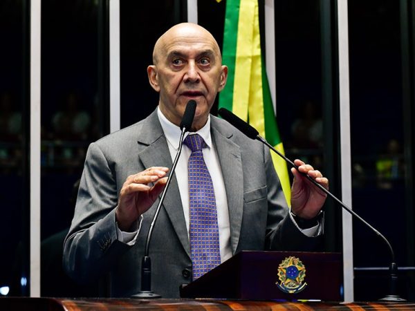 À tribuna, em discurso, senador Confúcio Moura (MDB-RO).