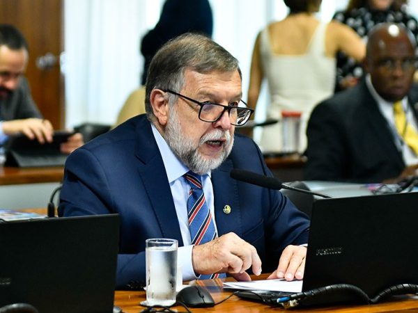 Em pronunciamento, à bancada, senador Flávio Arns (PSB-PR).