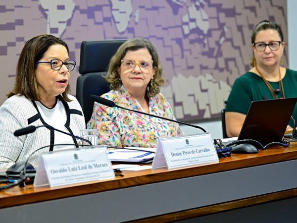 Mesa:
presidente da Coordenação de Aperfeiçoamento de Pessoal de Nível Superior (Capes), Denise Pires de Carvalho em pronunciamento; 
presidente eventual da CCT, senadora Teresa Leitão (PT-PE);
decana de Pesquisa e Inovação da Universidade de Brasília (UnB), Renata Aquino.