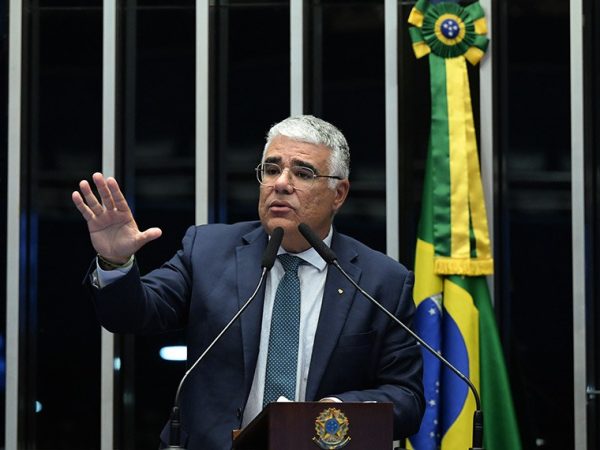 À tribuna, em discurso, senador Eduardo Girão (Novo-CE).