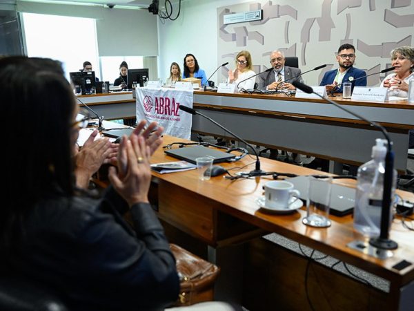 Mesa: 
coordenadora de Atenção à Saúde da Pessoa Idosa da Secretaria de Atenção Primária à Saúde do Ministério da Saúde, Ligia Iasmine Pereira dos Santos Gualberto; 
presidente da ABRAz Nacional, médica geriatra e cuidadora familiar, Celene Queiroz Pinheiro de Oliveira; 
presidente eventual da CDH, senador Paulo Paim (PT-RS),conduz audiência;
coordenador de Políticas de Envelhecimento Ativo e Saudável e Desenho Universal da Secretaria Nacional dos Direitos da Pessoa Idosa do Ministério dos Direitos Humanos, Carlos Eduardo da Silva Santos; 
2ª vice-presidente da Comissão de Direitos Humanos, Minorias e Igualdade Racial da Câmara dos Deputados, deputada Erika Kokay (PT-DF), em pronunciamento.