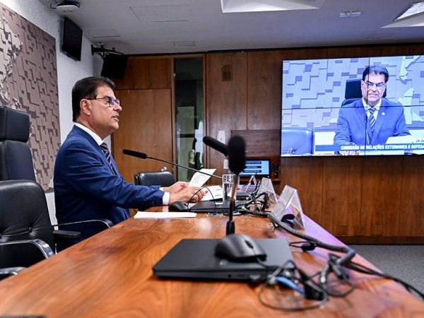 Mesa: 
presidente da CRE, senador Nelsinho Trad (PSD-MS), em pronunciamento.