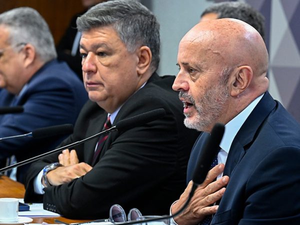 Mesa: 
relator da CPMI - INSS, deputado Alfredo Gaspar (União-AL); 
coordenador de Comissões Especiais, Temporárias e Parlamentares de Inquérito (Coceti), Leandro Augusto de Araújo Cunha Bueno; 
presidente da CPMI - INSS, senador Carlos Viana (Podemos-MG); 
empresário Antônio Carlos Camilo Antunes (depoente) em pronunciamento.