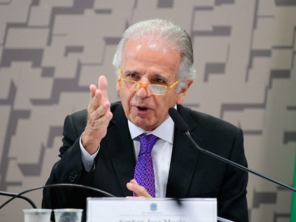 À mesa, em pronunciamento, ministro de Estado da Defesa, José Mucio Monteiro Filho.