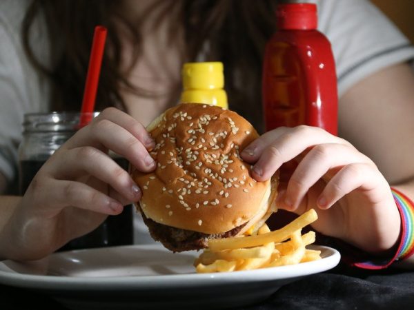 Compulsão alimentar, anorexia e bulimia estão entre os principais transtornos alimentares Cecília Bastos/USP imagens