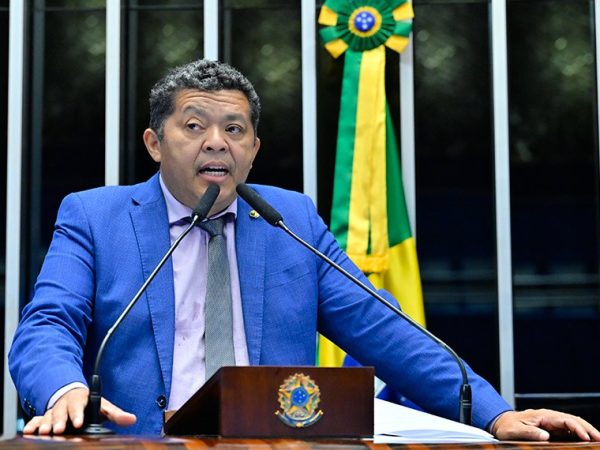 Em discurso, à tribuna, senador Beto Faro (PT-PA).
