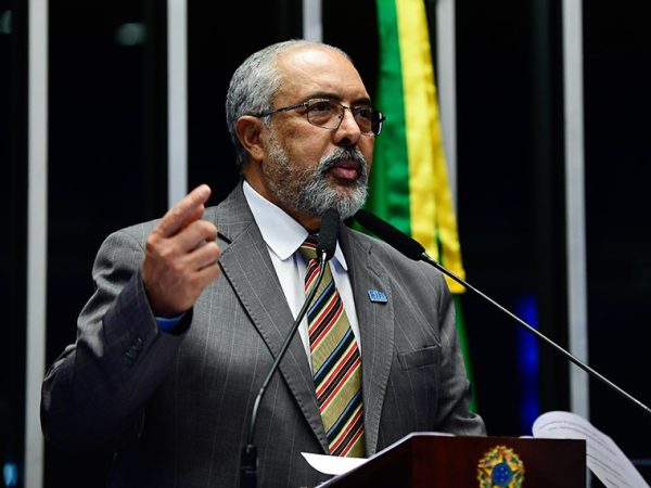 À tribuna, em discurso, senador Paulo Paim (PT-RS).