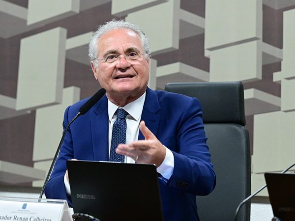 Mesa: 
presidente da CAE, senador Renan Calheiros (MDB-AL).