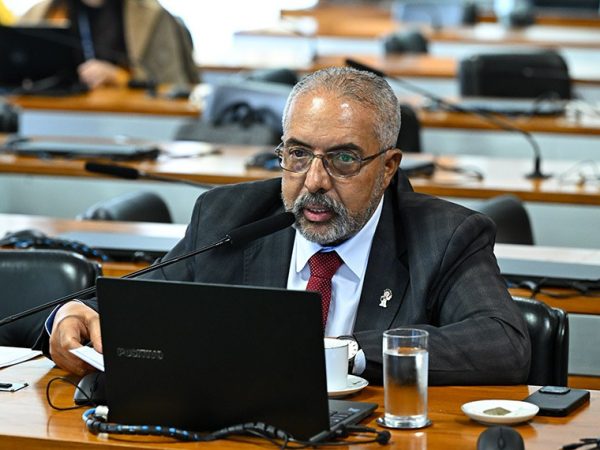 Em pronunciamento, à bancada, relator do PL 4116/2021, senador Paulo Paim (PT-RS).