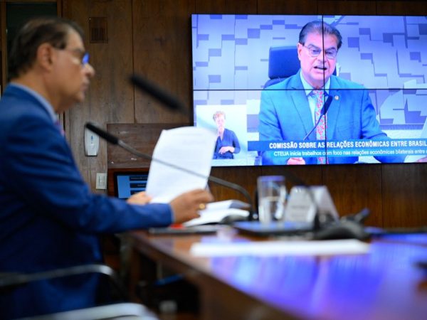 À mesa, presidente da CTEUA, senador Nelsinho Trad (PSD-MS).