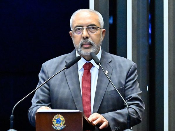 Em discurso, à tribuna, senador Paulo Paim (PT-RS).