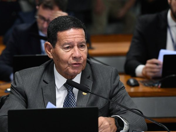 À bancada, em pronunciamento, senador Hamilton Mourão (Republicanos-RS).