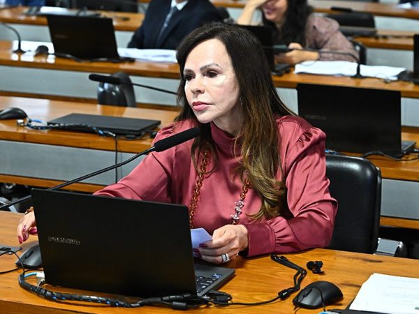 Senadora Professora Dorinha Seabra (União-TO) à bancada.