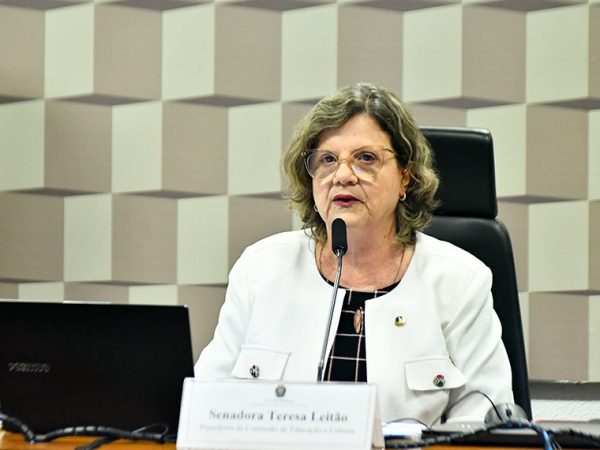 Mesa: 
presidente da CE, senadora Teresa Leitão (PT-PE);