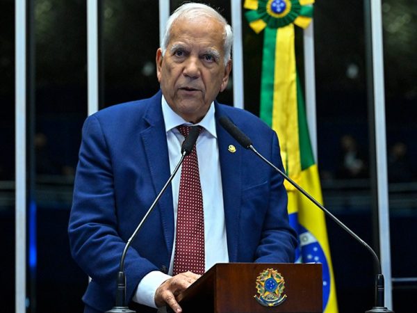 Em discurso, à tribuna, senador Oriovisto Guimarães (PSDB-PR).
