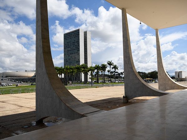 Ao fundo, Congresso Nacional.