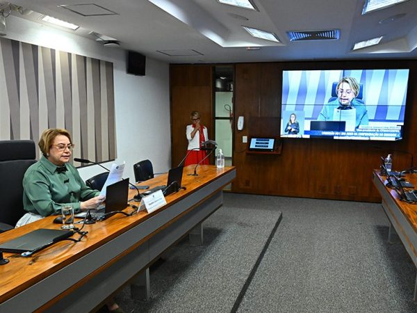 À mesa, presidente eventual da CTI200CONFEQ, senadora Jussara Lima (PSD-PI).