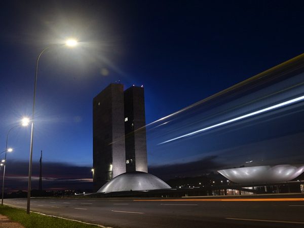 Os senadores e os deputados federais são eleitos pelo povo, por meio do voto direto e secreto e cabe a eles entre outras tarefas, propor, analisar, discutir, votar e aprovar as leis que regem o dia-a-dia de todos os brasileiros.
A Câmara dos Deputados compõe-se de representantes do povo e o Senado de representantes dos Estados e do Distrito Federal.