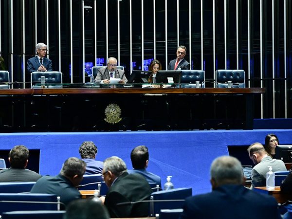 Convidados à bancada.