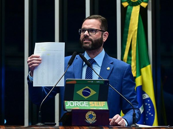 Em discurso, à tribuna, senador Jorge Seif (PL-SC).