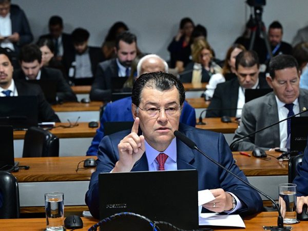 Em pronunciamento, à bancada, relator do PL 4.871/2024, senador Eduardo Braga (MDB-AM).