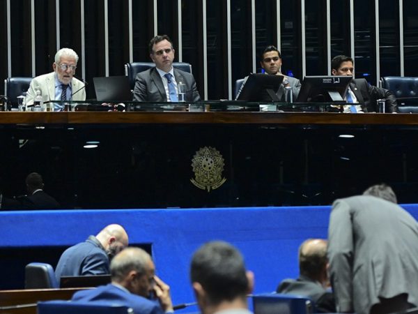 Mesa: 
líder do governo no Senado Federal, senador Jaques Wagner (PT-BA);
presidente do Senado Federal, senador Rodrigo Pacheco (PSD-MG); 
secretário-geral da Mesa do Senado Federal, Gustavo A. Sabóia Vieira;
senador Rodrigo Cunha (Podemos-AL).