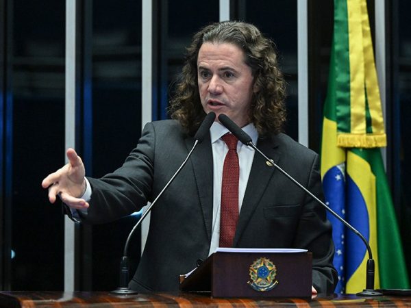 À tribuna, em discurso, senador Veneziano Vital do Rêgo (MDB-PB).