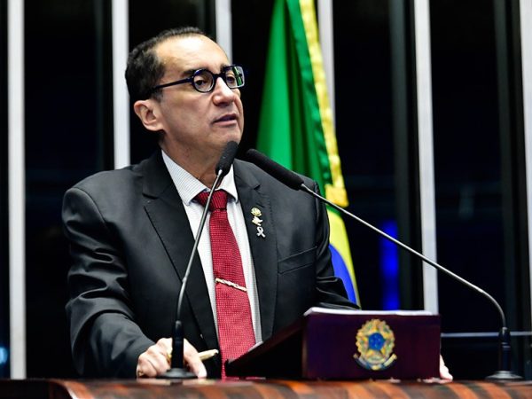 Em discurso, à tribuna, senador Jorge Kajuru (PSB-GO).