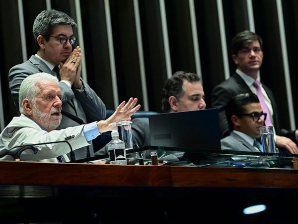 Mesa: 
relator do PLP 210/2024, senador Jaques Wagner (PT-BA); líder do governo no Congresso Nacional, senador Randolfe Rodrigues (PT-AP);
presidente do Senado Federal, senador Rodrigo Pacheco (PSD-MG); 
secretário-geral da Mesa do Senado Federal, Gustavo A. Sabóia Vieira;
secretário-geral adjunto da Mesa do Senado Federal, Ivan Furlan Falconi.
