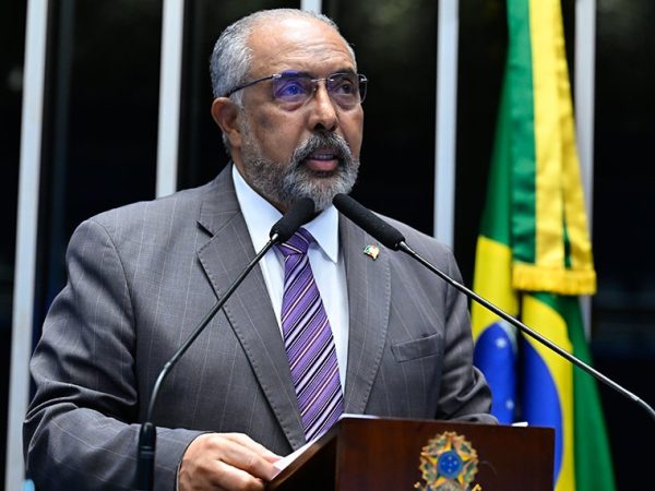 À tribuna, em discurso, senador Paulo Paim (PT-RS).